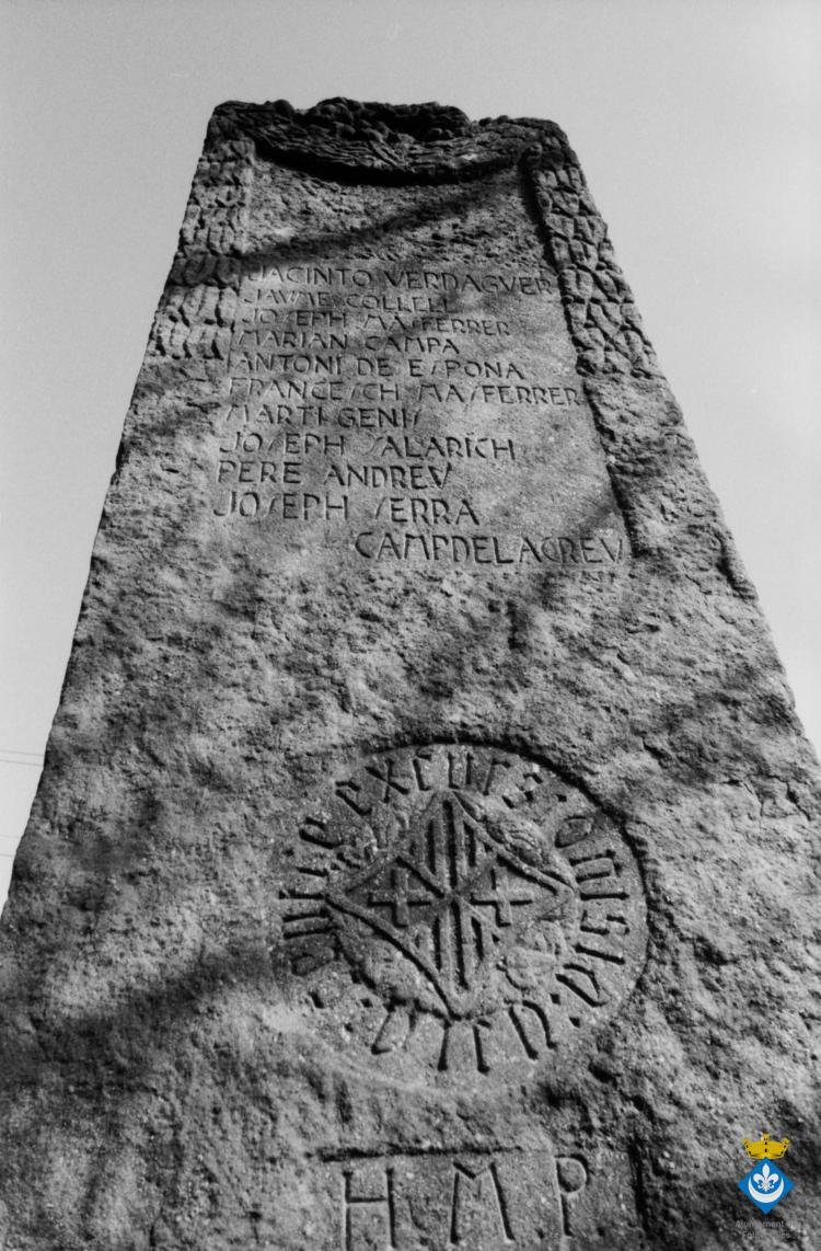 Indrets ruta Verdagueriana. Font del Desmai. Monòlit de la font del Desmai