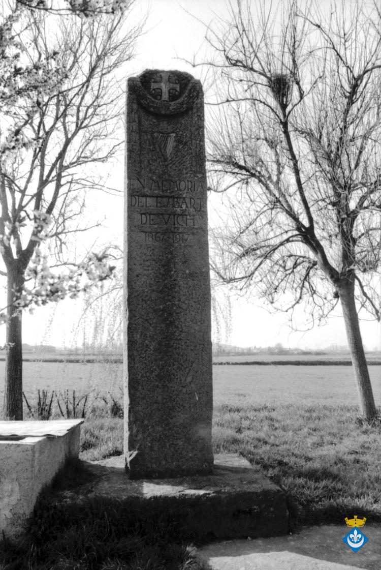 Indrets ruta Verdagueriana. Font del Desmai. Monòlit de la font del Desmai