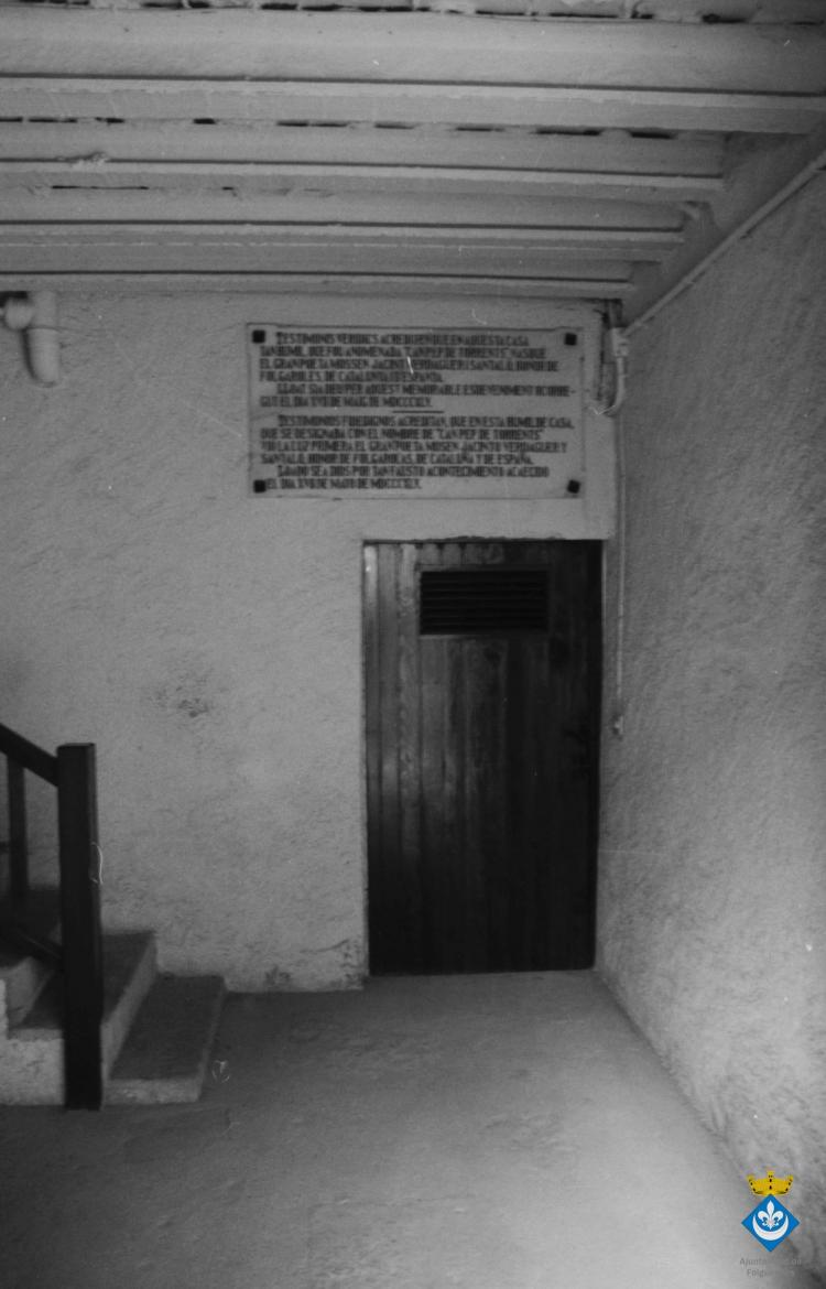 Ruta Verdagueriana. Placa a l'interior de la casa de Cal Doctor, primera casa durant la infantesa de mossèn Cinto Verdaguer