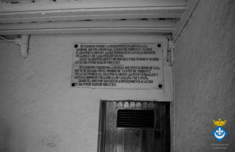 Ruta Verdagueriana. Placa a l'interior de la casa de Cal Doctor, primera casa durant la infantesa de mossèn Cinto Verdaguer