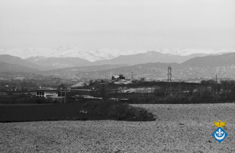 Perspectiva de Sant Jordi de Puigseslloses amb el Pirineu al fons