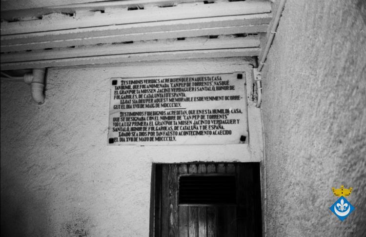 Placa commemorativa casa, anomenada Cal Doctor, on va viure  Mossèn Cinto Verdaguer