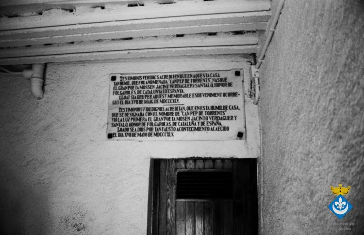 Placa commemorativa casa, anomenada Cal Doctor, on va viure  Mossèn Cinto Verdaguer