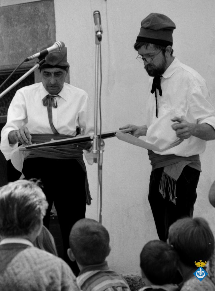 Festa Verdaguer. Entrega d'un obsequi a en Roviretes