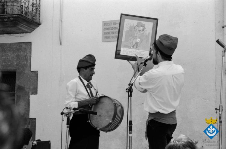 Festa Verdaguer. Entrega d'un obsequi a en Roviretes