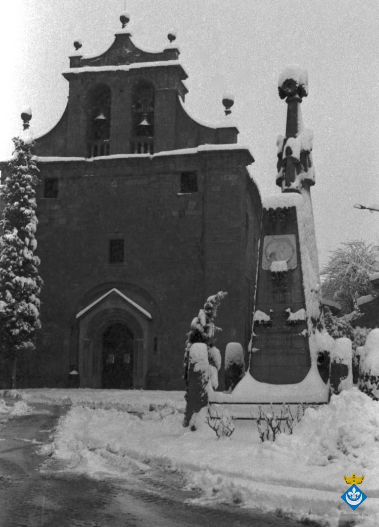 Nevada a Folgueroles. Església de Santa Maria i Pedró