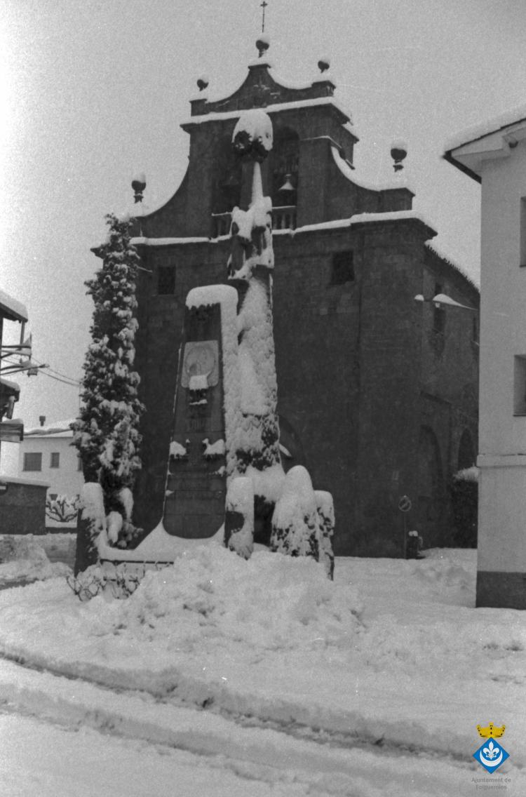 Nevada a Folgueroles. Església de Santa Maria i Pedró