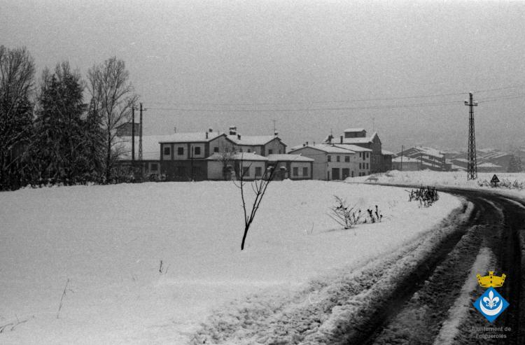 Nevada a Folgueroles. Entrada al poble per la carretera de Vic amb la fàbrica en primer terme