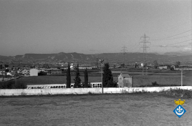 Panoràmica de Folgueroles. En primer terme el camp de futbol i el cementiri