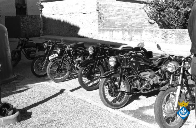 Trobada de motos antigues a la plaça de les Acàcies