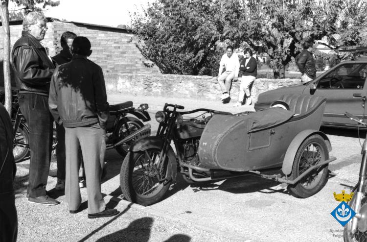 Trobada de motos antigues a la plaça de les Acàcies