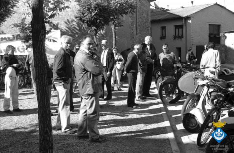 Trobada de motos antigues a la plaça de les Acàcies