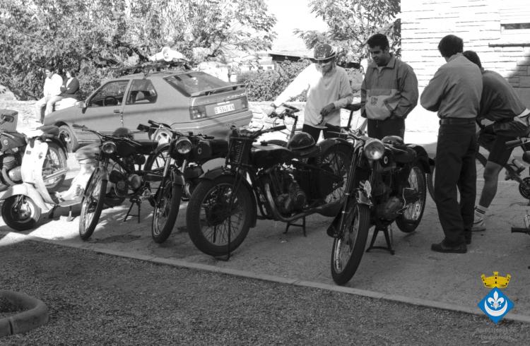 Trobada de motos antigues a la plaça de les Acàcies