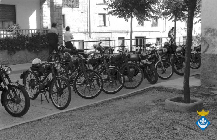 Trobada de motos antigues a la plaça de les Acàcies