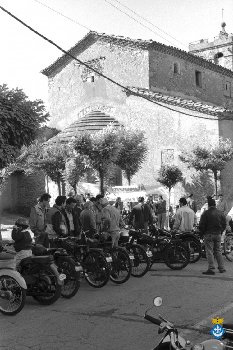Trobada de motos antigues a la plaça de les Acàcies