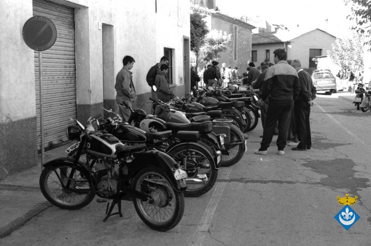 Trobada de motos antigues a la plaça de les Acàcies