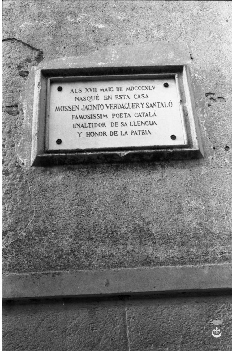 Placa casa natal de mossèn Cinto Verdaguer al carrer Sant Jordi