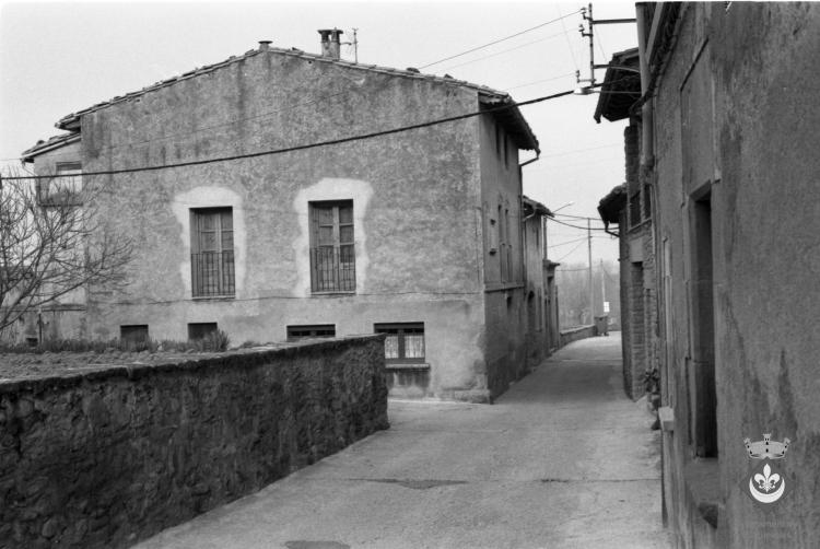 Placa casa natal de mossèn Cinto Verdaguer al carrer Sant Jordi