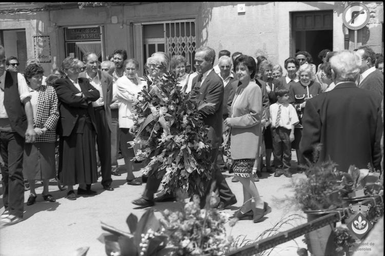 Ofrena floral al pedró de mossèn Cinto per la Festa Verdaguer. Gil Orriols, acalde de Folgueroles, Maria Homs, presidenta d'Amics de Verdaguer