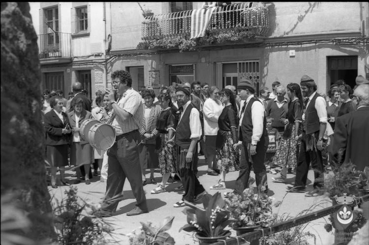 Ofrena floral al pedró de mossèn Cinto per la Festa Verdaguer