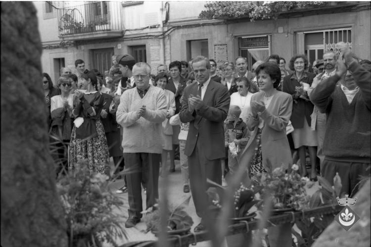 Ofrena floral al pedró de mossèn Cinto per la Festa Verdaguer. Gil Orriols, acalde de Folgueroles, Maria Homs, presidenta d'Amics de Verdaguer