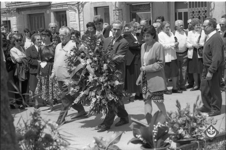 Ofrena floral al pedró de mossèn Cinto per la Festa Verdaguer. Gil Orriols, acalde de Folgueroles, Maria Homs, presidenta d'Amics de Verdaguer