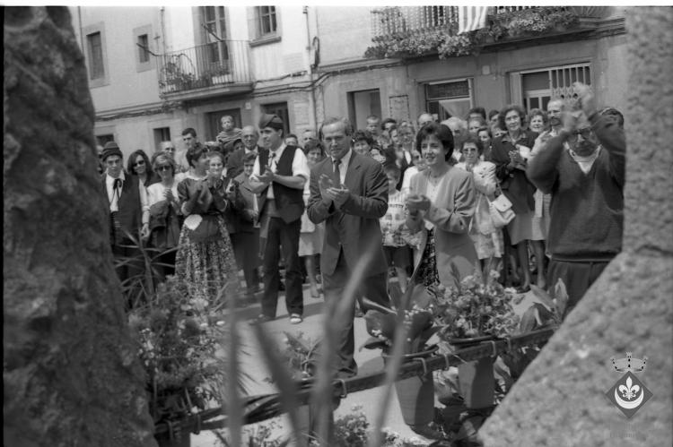 Ofrena floral al pedró de mossèn Cinto per la Festa Verdaguer. Gil Orriols, acalde de Folgueroles, Maria Homs, presidenta d'Amics de Verdaguer