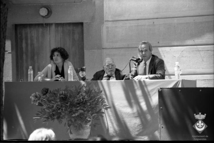 Parlaments institucionals de Festa Verdaguer a càrrec del pare Maür Boix, monjo de Montserrat, presentant el llibre Montserrat. Llegenda de Montserrat. Llegendari, cançons, odes. Gil Orriols, alcalde de Folgueroles, Carme Torrents, directora de la casa