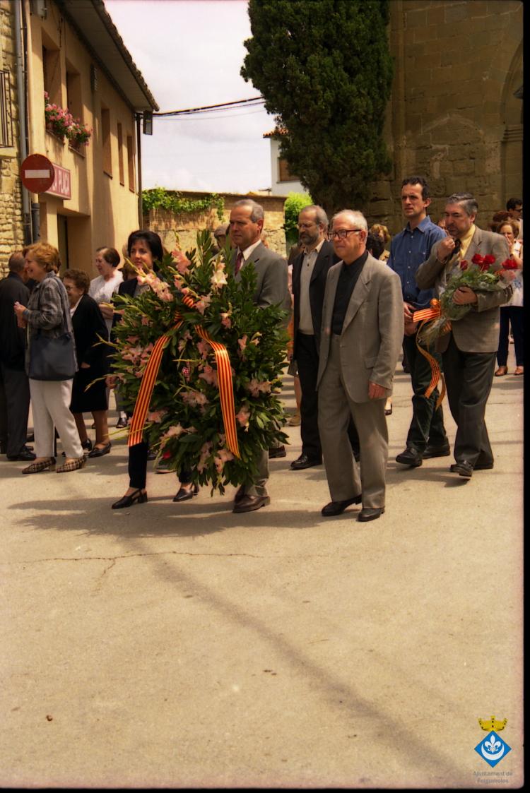 Ofrena floral al pedró de mossèn Cinto per la Festa Verdaguer. Gil Orriols, acalde de Folgueroles, Maria Homs, presidenta d'Amics de Verdaguer, el rector Ramon Besora, Josep Maria Font, regidor de Vic, Just Palma, regidor de Vic