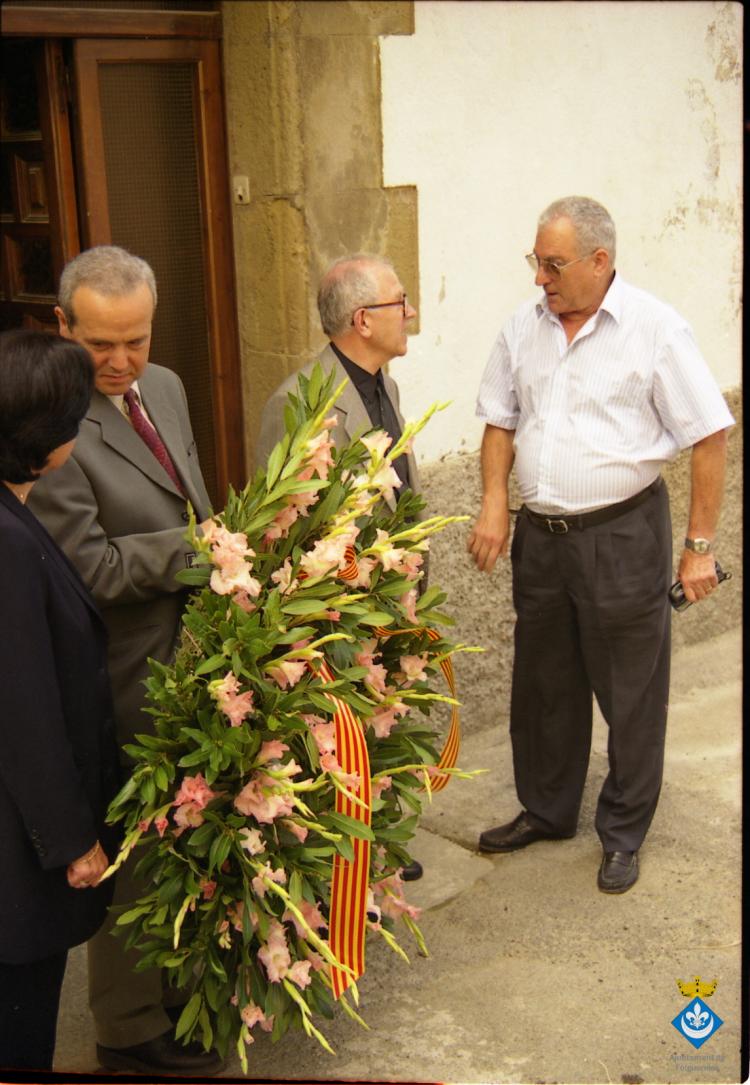 Ofrena floral al pedró de mossèn Cinto per la Festa Verdaguer. Gil Orriols, acalde de Folgueroles, Maria Homs, presidenta d'Amics de Verdaguer, i el rector Ramon Besora