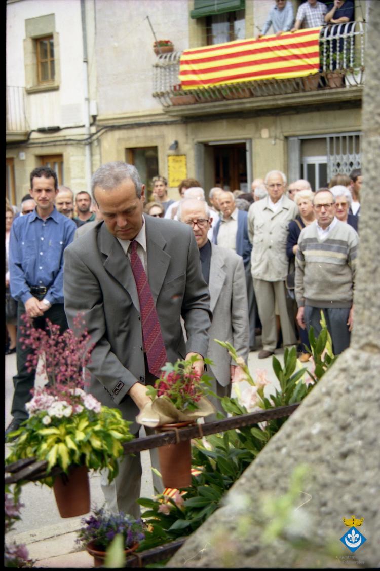 Ofrena floral al pedró de mossèn Cinto per la Festa Verdaguer. Gil Orriols, acalde de Folgueroles, el rector Ramon Besora, Josep Maria Font, regidor de Vic