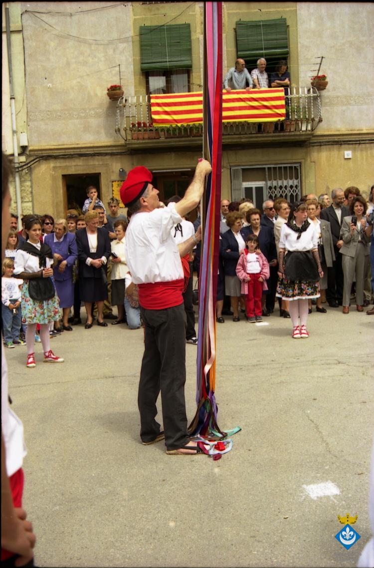 Preparant el ball de cintes dins la Festa Verdaguer