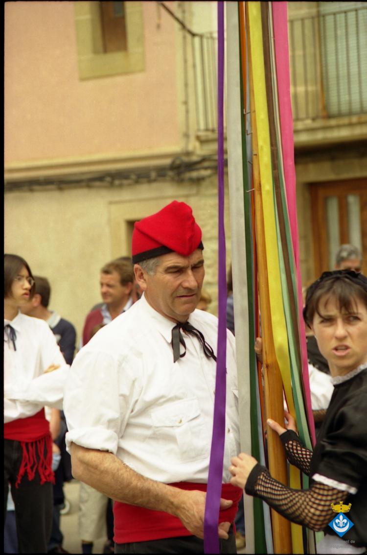 Preparant el ball de cintes dins la Festa Verdaguer