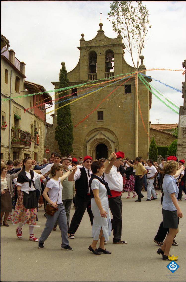 Ball de cintes dins la Festa Verdaguer