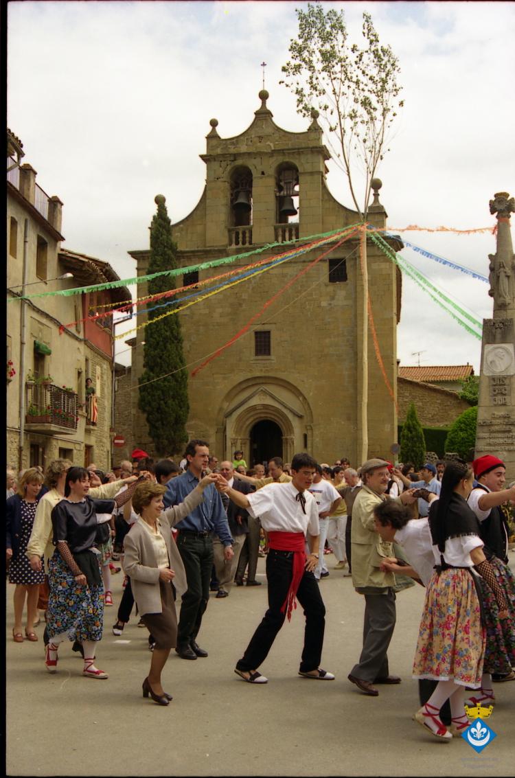 Ball de cintes dins la Festa Verdaguer