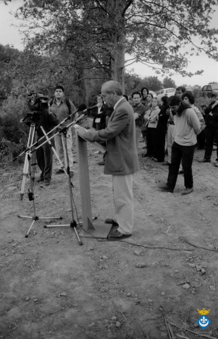 Inauguració de la signatura de la Font Trobada dins la Festa Verdaguer, obra de Perejaume. Parlament d'en PereJaume, artista, Gil Orriols, alcalde de Folgueroles, Carme Torrents, directora de la casa museu Verdaguer