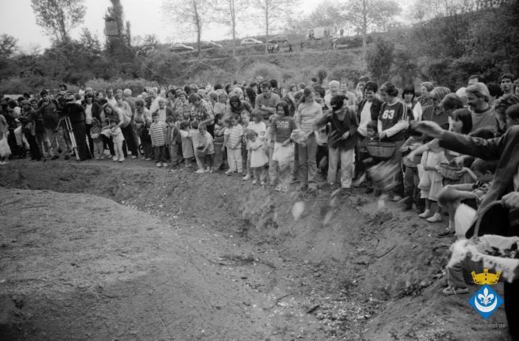 Inauguració de la signatura de la Font Trobada dins la Festa Verdaguer, obra de Perejaume