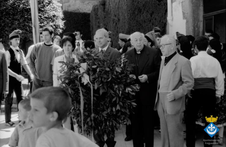 Ofrena floral al pedró de mossèn Cinto per la Festa Verdaguer. Gil Orriols, acalde de Folgueroles, Maria Homs, presidenta d'Amics de Verdaguer, el rector Ramon Besora