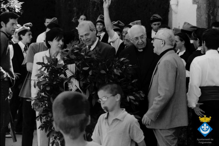 Ofrena floral al pedró de mossèn Cinto per la Festa Verdaguer. Gil Orriols, acalde de Folgueroles, Maria Homs, presidenta d'Amics de Verdaguer, el rector Ramon Besora