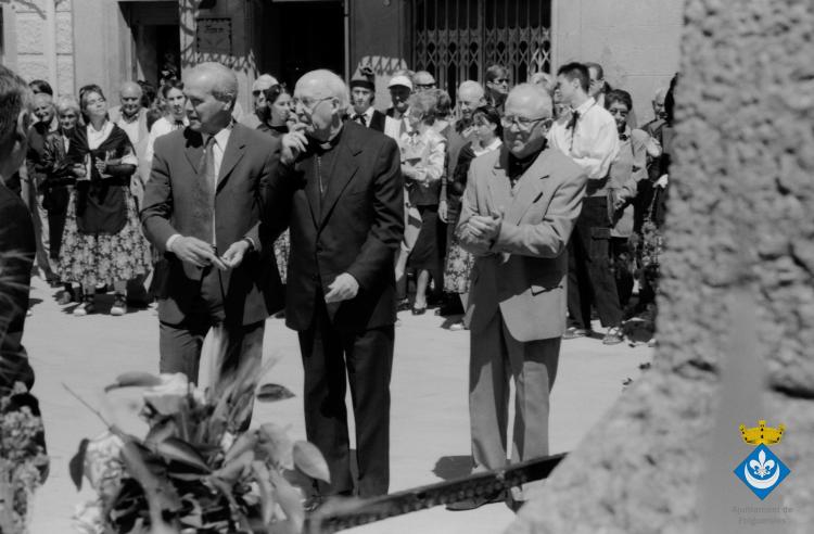 Ofrena floral al pedró de mossèn Cinto per la Festa Verdaguer. Gil Orriols, acalde de Folgueroles, el rector Ramon Besora