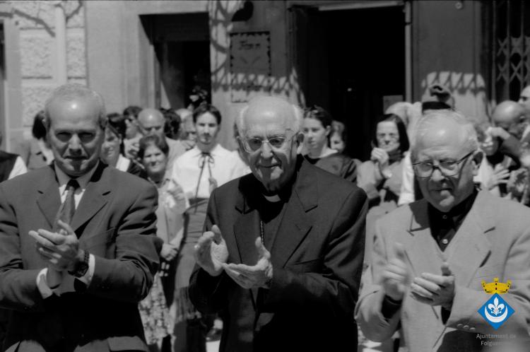 Ofrena floral al pedró de mossèn Cinto per la Festa Verdaguer. Gil Orriols, acalde de Folgueroles, el rector Ramon Besora