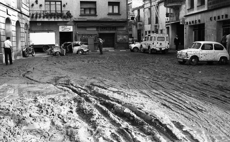 Efectes d'un aiguat, plaça de la Llibertat