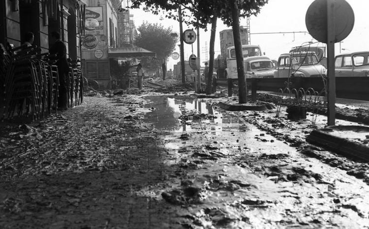 Efectes d'un aiguat, carrer de Barcelona