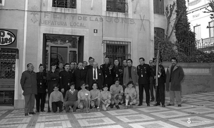 Local de la Falange amb falangistes al davant