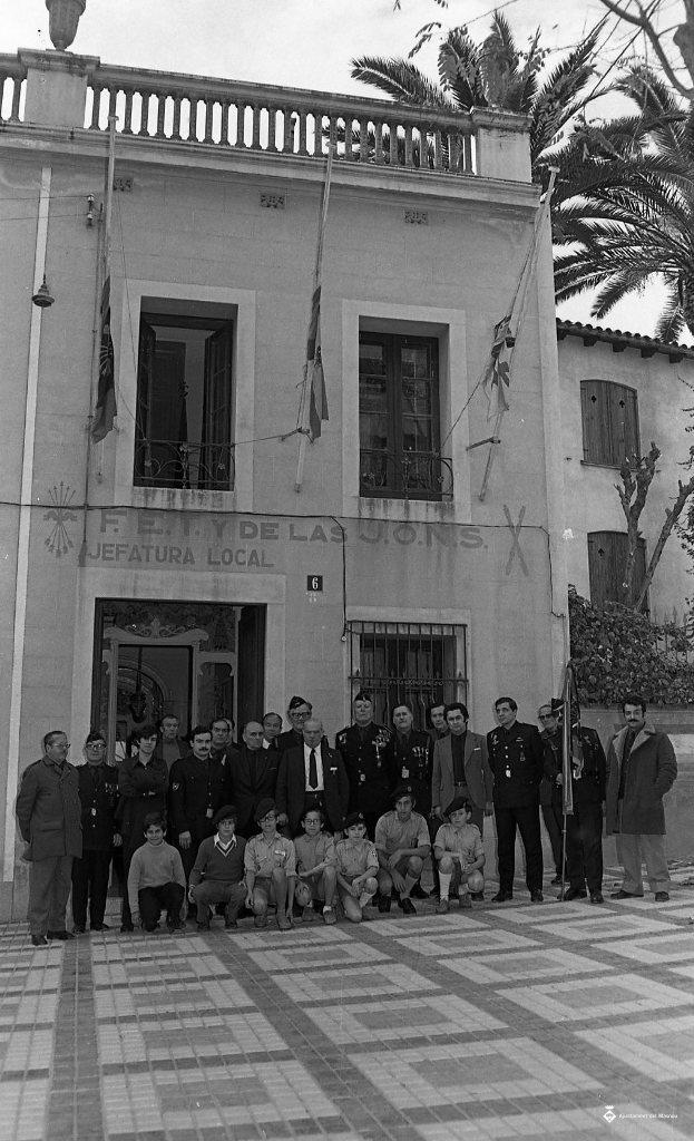 Local de la Falange amb falangistes al davant