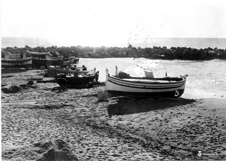 Barques varades a la platja de l'espigó