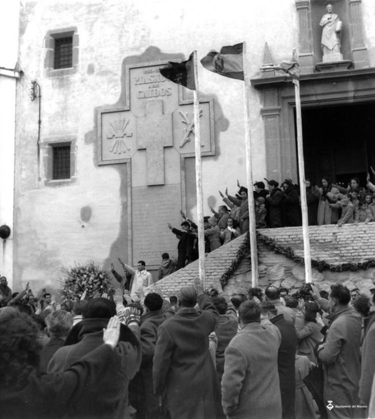 Homenatge a la Creu dels Caiguts de la façana de l'església