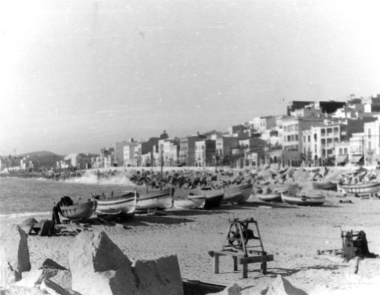 Barques varades a la platja