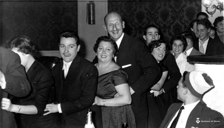 Grup de gent ballant la festa de cap d'any al Casino