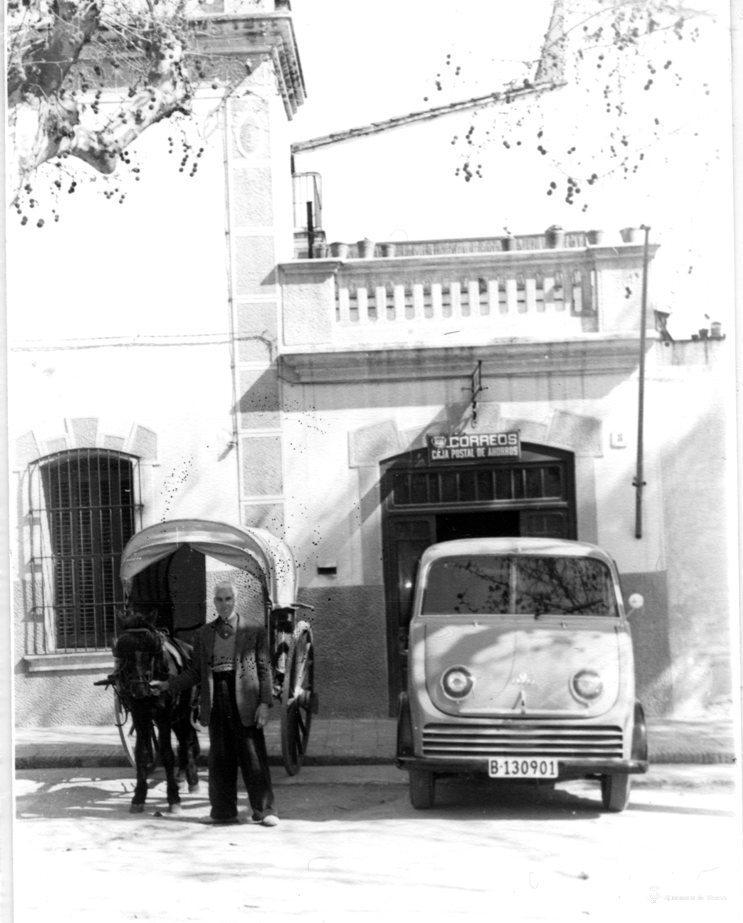 Façana i entrada de correus